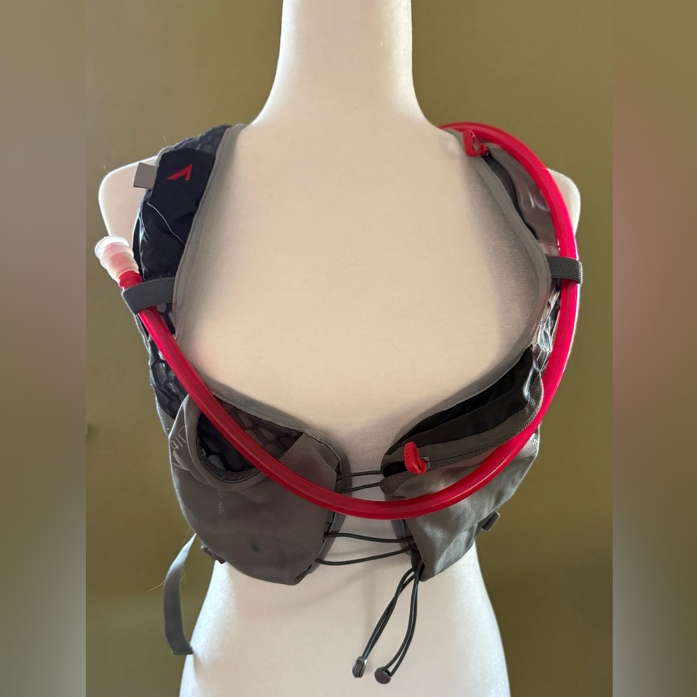 UltraAspire Astral Running Hydration Pack with Badder and Tube
